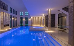 Innenpool mit stimmiger Raumgestaltung und eleganter Wasserfläche