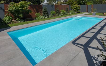 Ein moderner Pool angeschmiegt an das Wohnhaus – SSF.Pools by KLAFS