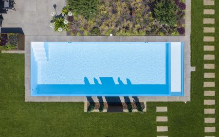 Großer, moderner Pool im Garten