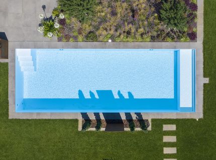 Großer, moderner Pool im Garten