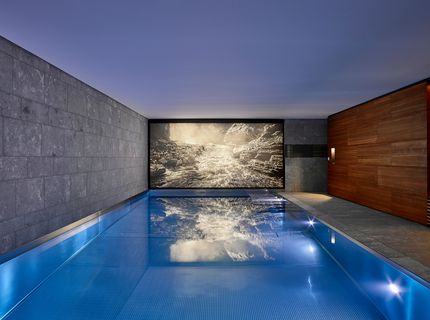 Ein exklusives Edelstahlbecken mit attraktivem Lichtbild – SSF.Pools by KLAFS