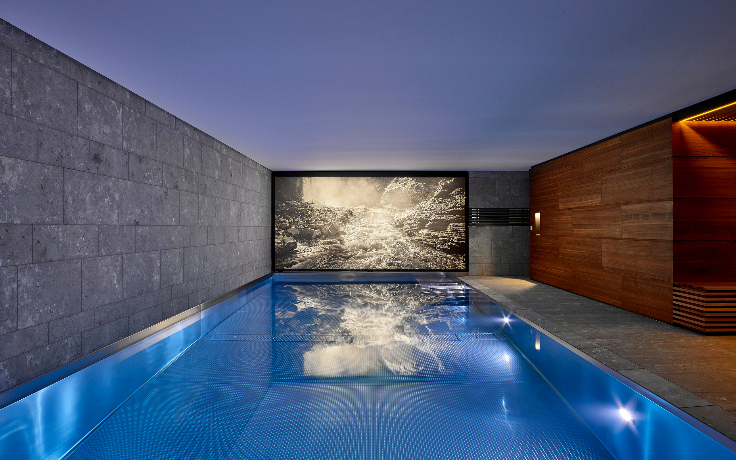 Ein exklusives Edelstahlbecken mit attraktivem Lichtbild – SSF.Pools by KLAFS