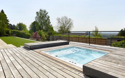 Ein Skimmer-Whirlpool mit Schiebe-Holzdeck
