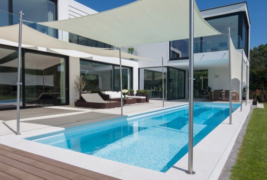 Design-Pool SSF POOL ONE mit moderner Linienführung und Hightech-Ausstattung