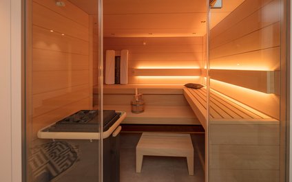 Eine moderne Sauna mit Infrarot und Glasfront