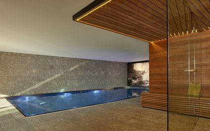 Innenbecken mit hochwertigem Naturstein und Holz