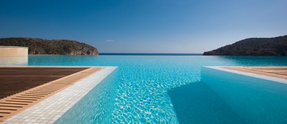Infinity-Pool mit Blick aufs Meer