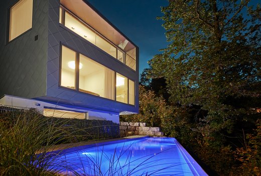 Infinity-Pool an moderner Villa auf Hanglage
