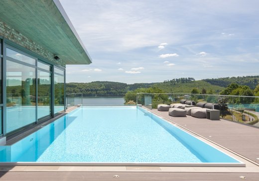 Infinity-Pool auf Hoteldach mit Skyline-Perspektive