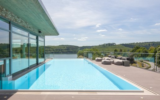 Infinity-Pool auf Hoteldach mit Skyline-Perspektive
