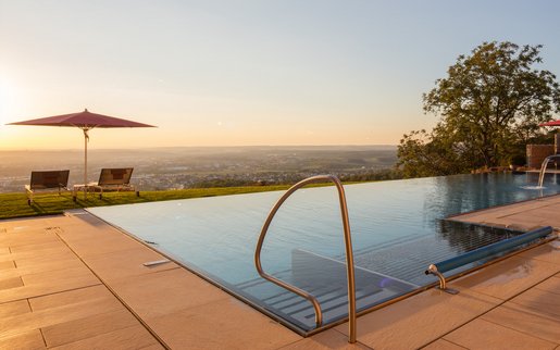 Infinity-Pool mit Weitblick und exklusivem Ambiente im Burgenstil