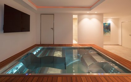 Exklusiver Whirl- und Massagepool aus Edelstahl