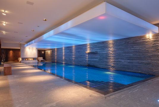 Exklusiver Innenpool als Teil eines privaten Spa-Bereichs