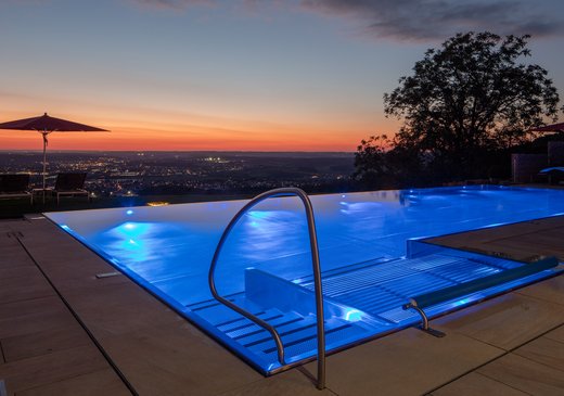 INFINITY POOL