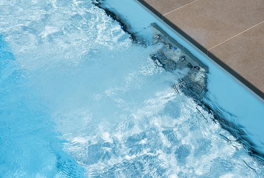 Becken mit Wasserattraktionen und optionaler Gegenstromanlage.