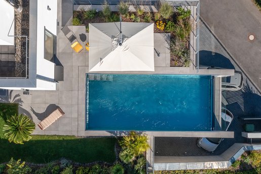 Infinity-Pool mit durchdachtem Designkonzept und gestalterischer Präzision
