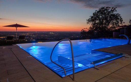 Überlaufpool mit elegantem Wasserspiegel und architektonischem Anspruch
