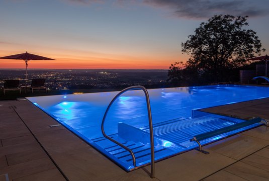 Infinity-Pool mit Ausblick, der Wasser und Horizont verschmelzen lässt