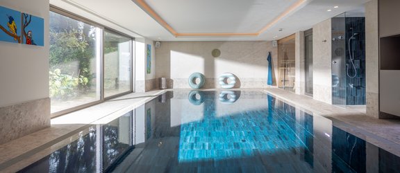 Moderner Pool mit klarer Linienführung und stilvoller Umgebung