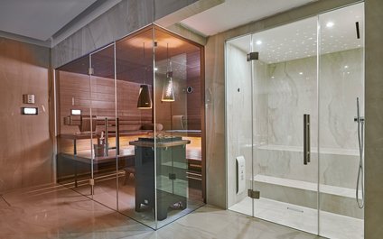 Eine moderne Sauna mit Dampfband