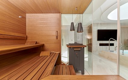 Eine hochwertige Sauna mit Glasfront