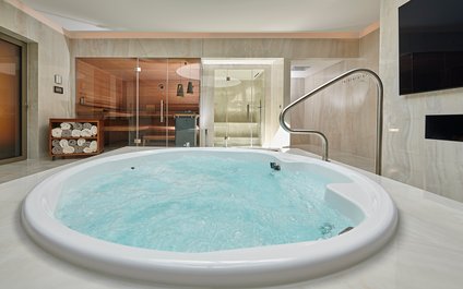 Ein türkisblauer Pool zum Entspannen