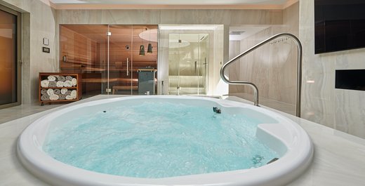 Ein türkisblauer Pool zum Entspannen