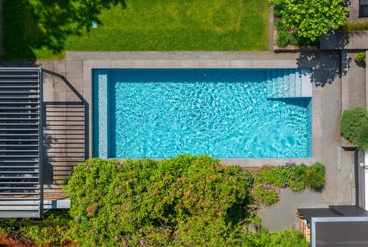 Verschiedene Poolbecken-Typen individuell kombiniert im Garten