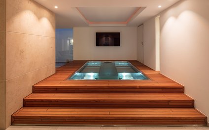 Ein Whirlpool aus Edelstahl mit edlem Holzdeck