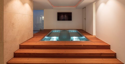 Ein Whirlpool aus Edelstahl mit edlem Holzdeck