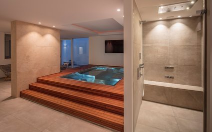 Ein edler Wellnessbereich mit Whirlpool