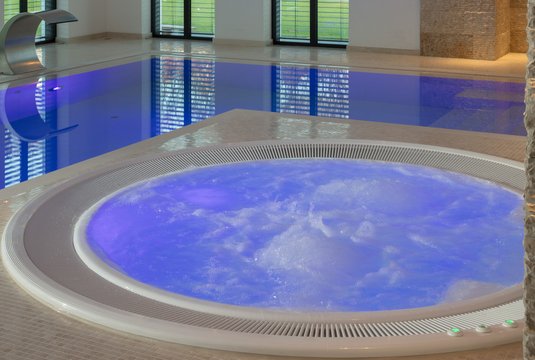 Whirlpool mit Massagedüsen als stilvolle Ergänzung zum Poolbereich