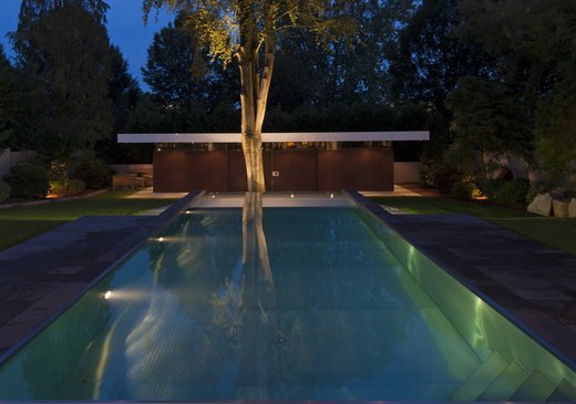 Geradliniger Infinity-Edelstahlpool in moderner Architektur integriert