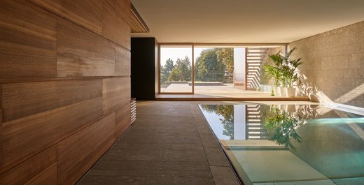 Eine Schwimmhalle mit edlen Materialien - SSF.Pools by KLAFS