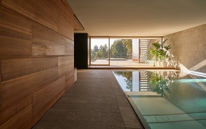 Eine Schwimmhalle mit edlen Materialien - SSF.Pools by KLAFS